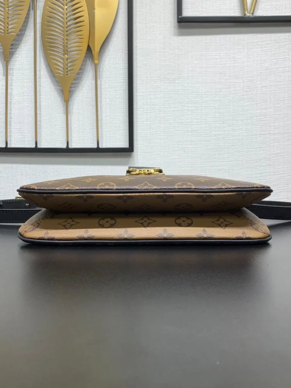 Louis Vuitton. dimensions 29